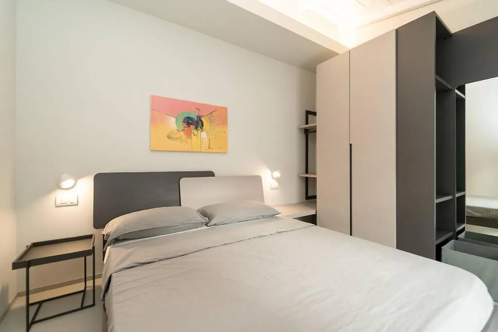 Appartamento Moderno A 2 Minuti Dal Duomo Di Como contacts